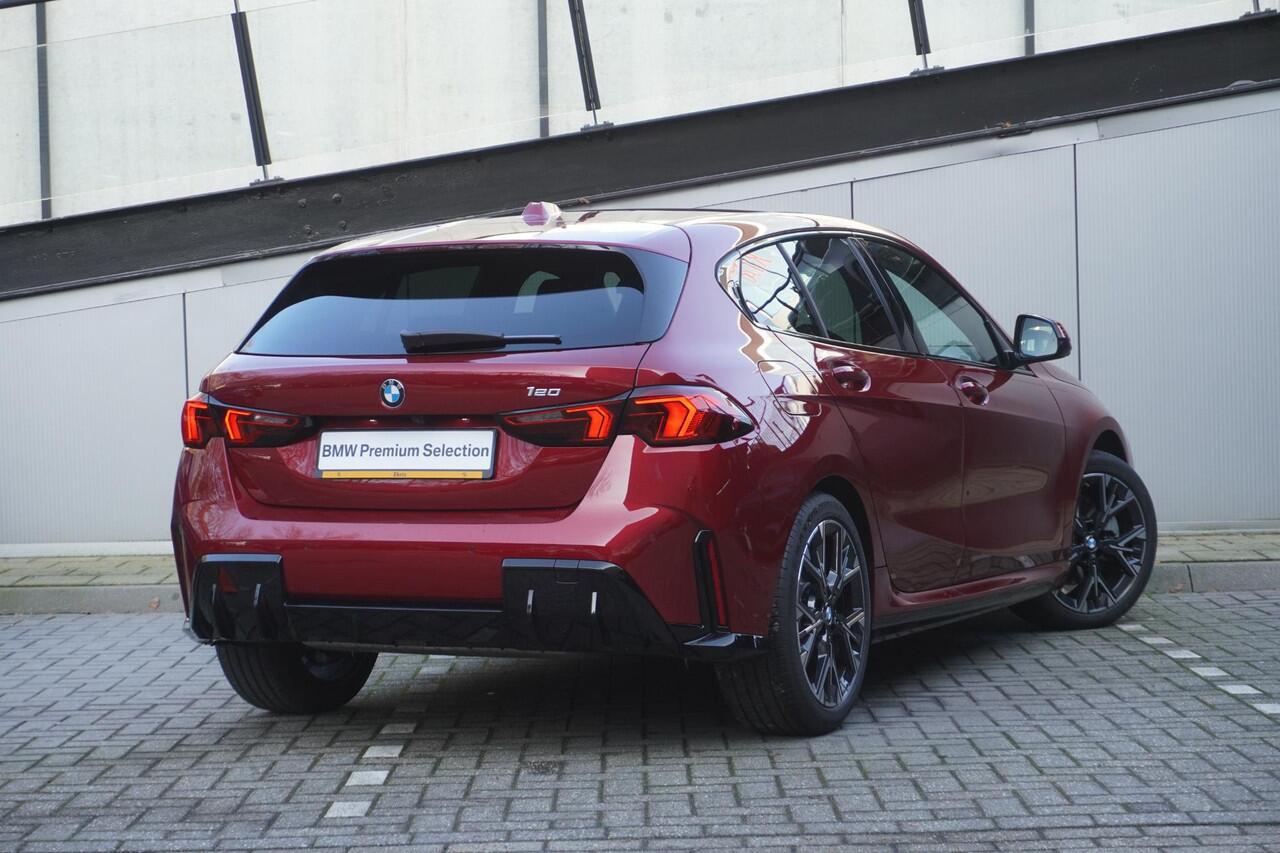BMW 1-SERIE 120 M Sportpakket | Stuurwielrand verwarmd | Harman-Kardon sound system | BMW Head-Up Display | Parking Assistant Plus | Extra getint glas in achterportierruiten en achterruit