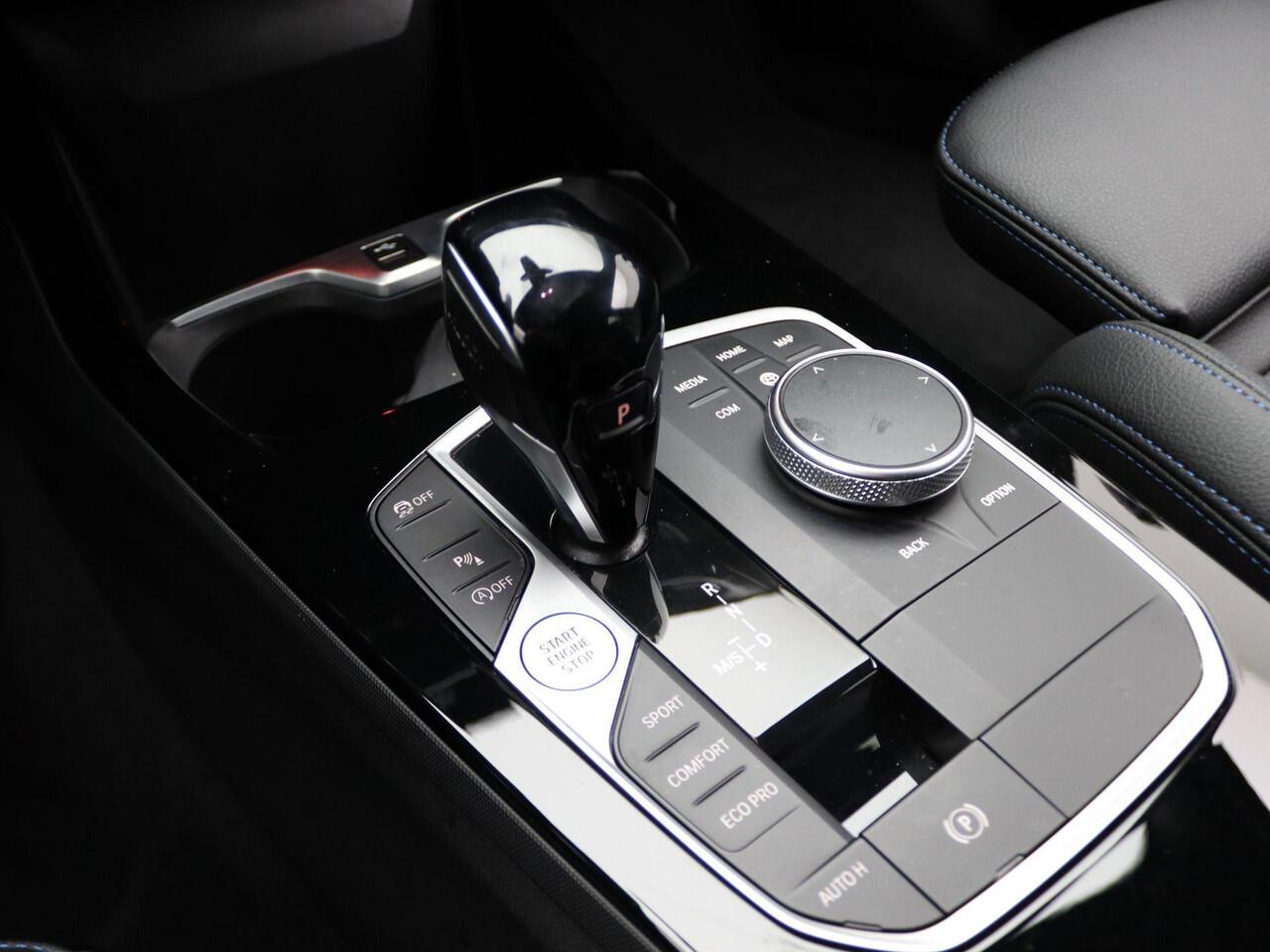 BMW 1-SERIE 118i M Sportpakket | Stoelverwarming | Achteruitrijcamera | Sportstoelen | 17"