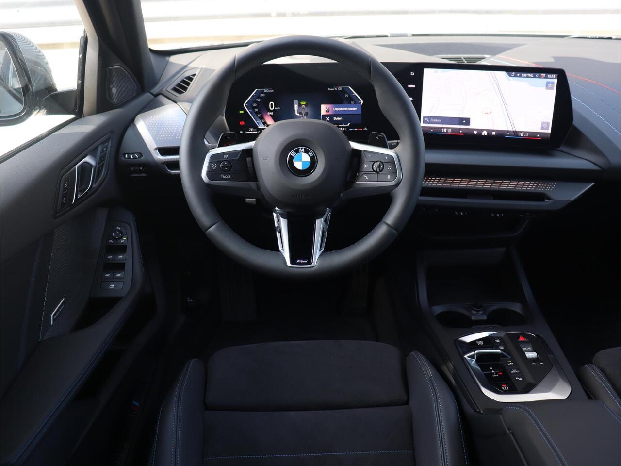 BMW 1-SERIE 5-deurs 120 | M Sportpakket Pro | Innovation Pack | Trekhaak | Panodak | Driving Assistant Plus | Elektr. Achterklep | Head-Up | Comfort Acces | 19'' LMV