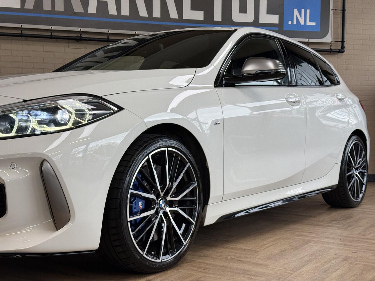 BMW 1-SERIE M135i xDrive High Executive Navi | 19" | Alcantara | Camera | PDC V+A |