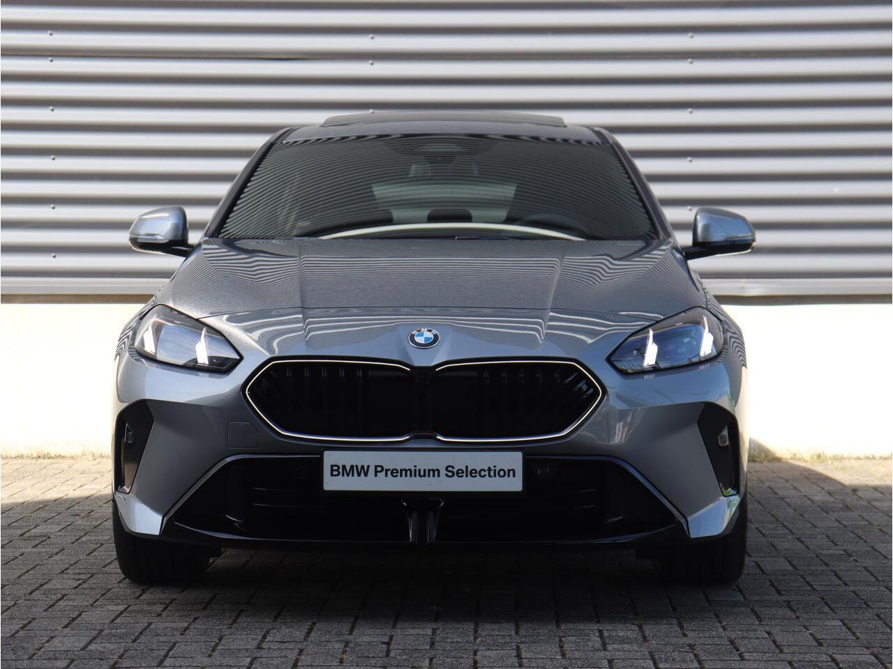 BMW 1-SERIE 5-deurs 120 | M Sportpakket Pro | Innovation Pack | Trekhaak | Panodak | Driving Assistant Plus | Elektr. Achterklep | Head-Up | Comfort Acces | 19'' LMV