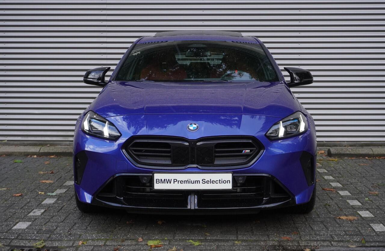 BMW 1-SERIE M135 xDrive M Sportpakket Pro | Glazen Panoramadak | BMW Head-Up Display | Harman-Kardon sound system | Comfort Access | M Adaptief onderstel