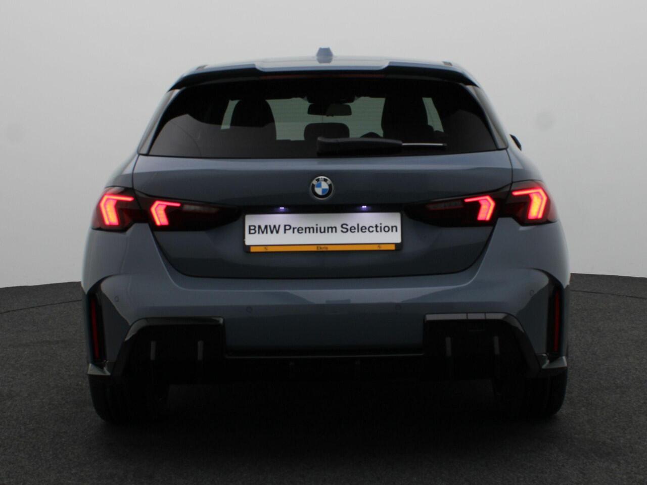 BMW 1-SERIE 120 M Sportpakket Pro | Premium Pack | Comfort Access | Achteruitrijcamera | Driving Assistant | Parking Assistant | Harman Kardon | 19''