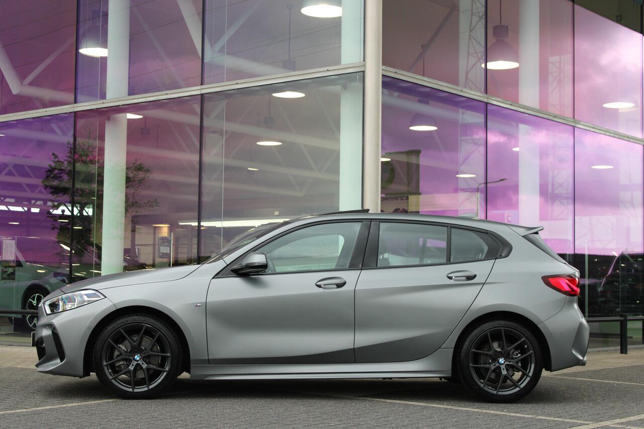 BMW 1-SERIE 118i M Sport Automaat / Panoramadak / Sportstoelen / Achteruitrijcamera / LED / Live Cockpit Professional / M Sportonderstel
