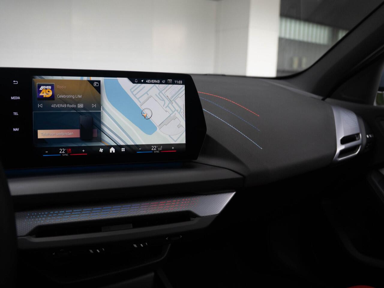 BMW 1-SERIE 120 | M Sportpakket Pro | Innovation Pack | Verwarmd Stuurwiel | Comfort Access | Panoramadak | Head-Up Display | 18''