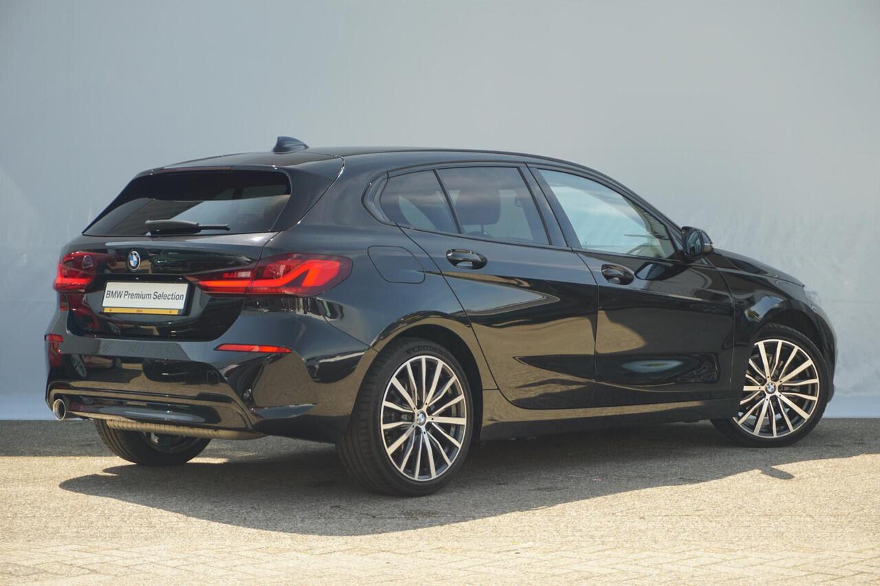 BMW 1-SERIE 118i High Executive Sport Line 18'' / HiFi / Verwarmde voorstoelen / Sportstoelen