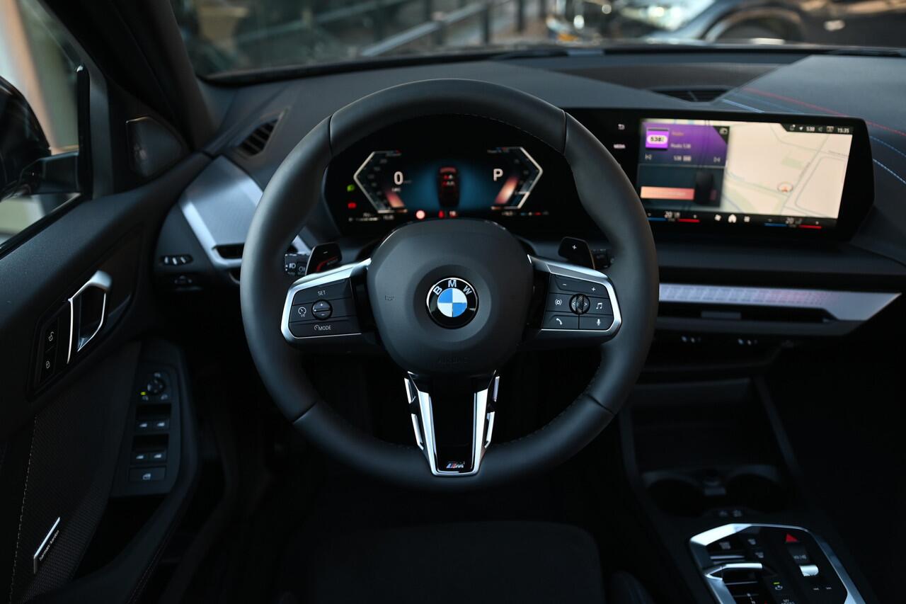 BMW 1-SERIE 120 M Sport Automaat / Panoramadak / Sportstoelen / M Adaptief onderstel / Achteruitrijcamera / Comfort Access / Adaptieve LED / Harman-Kardon