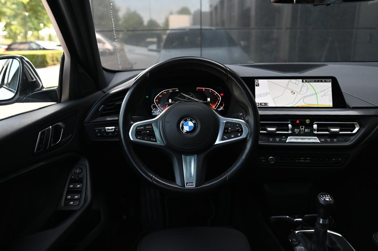 BMW 1-SERIE 118i Executive Sport Line / Panoramadak / Sportstoelen / LED / Hifi / Parking Assistant / Live Cockpit Professional