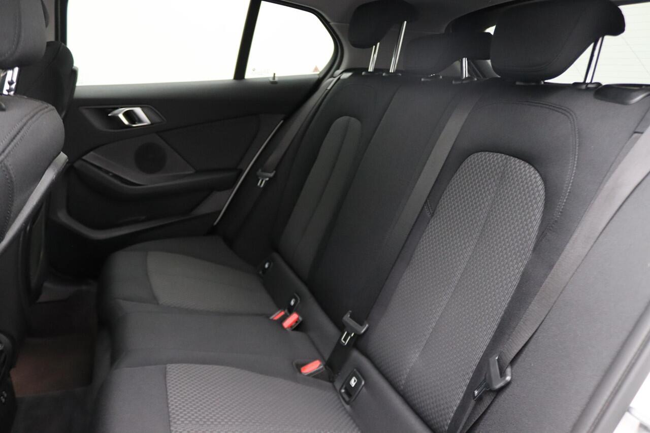 BMW 1-SERIE 5-deurs 118i Executive | Audio Media Pack | Extra Getint Glas Achter | DAB | HiFi | 16''