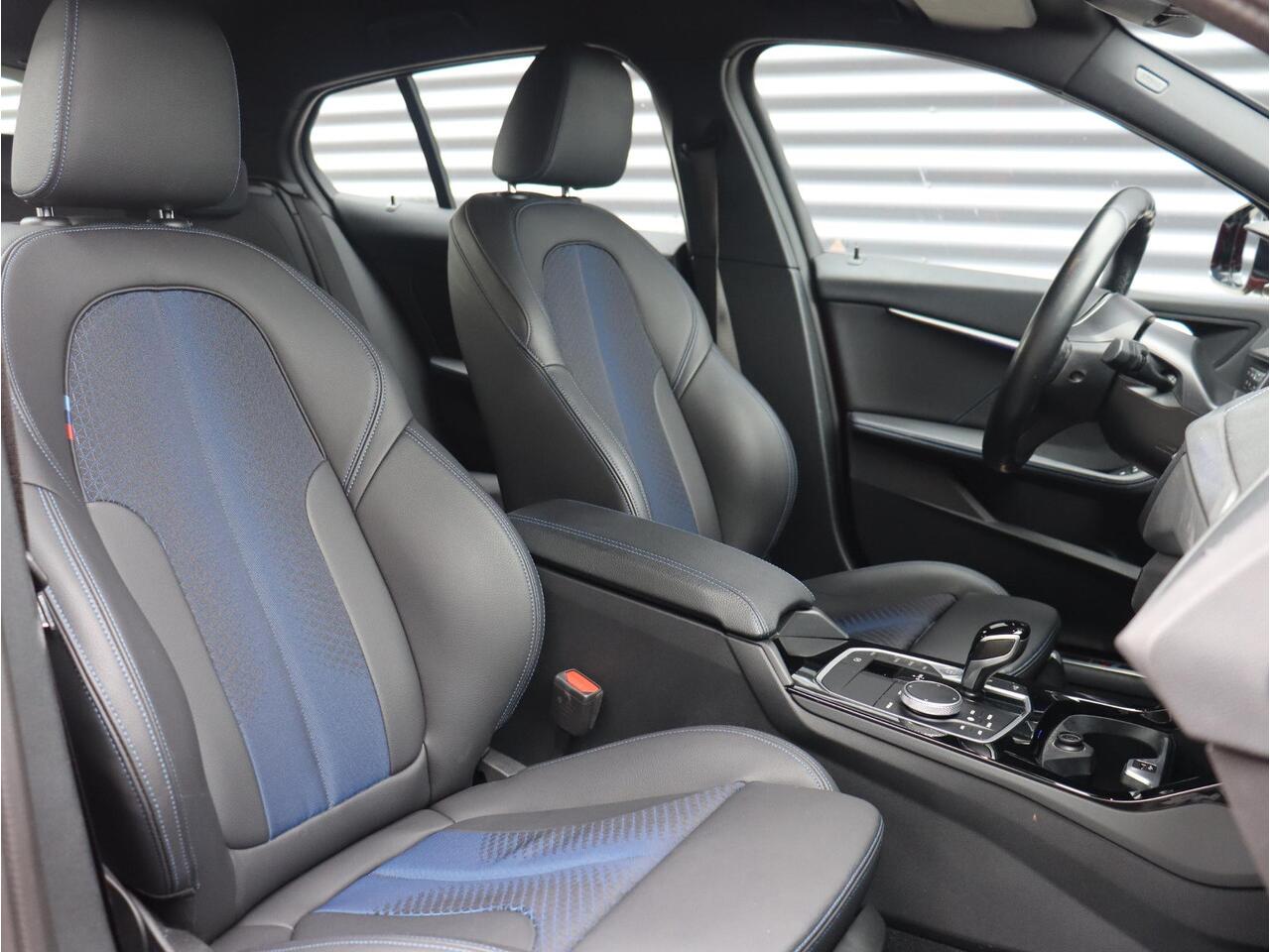 BMW 1-SERIE 5-deurs 118i | Executive | M Sportpakket | Climate Control | Apple Carplay | Parkeersensoren | Sportstoelen | Uitgebreide Shadowline | 17'' LMV