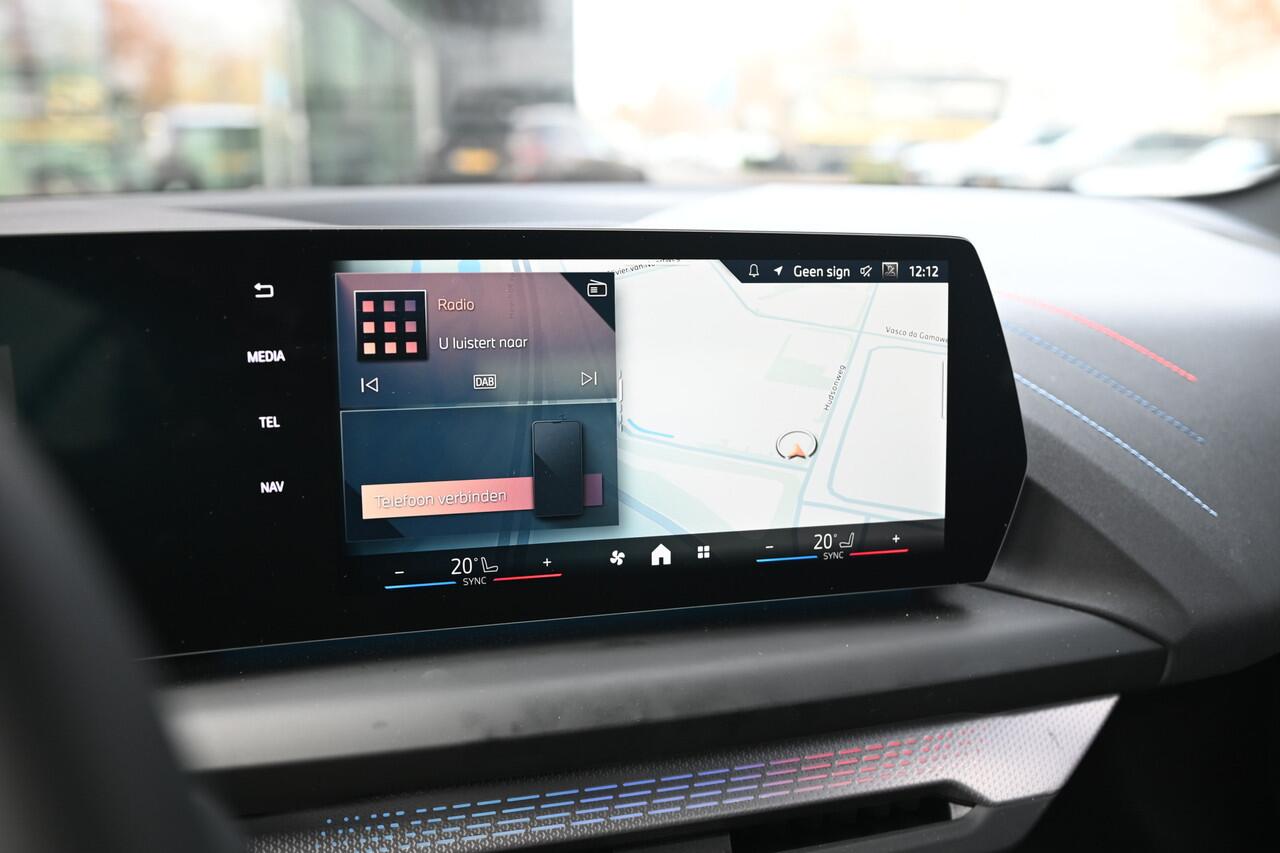 BMW 1-SERIE 120 M Sport Automaat / Sportstoelen / Achteruitrijcamera / M Adaptief onderstel / Stoelverwarming / 19" LMV