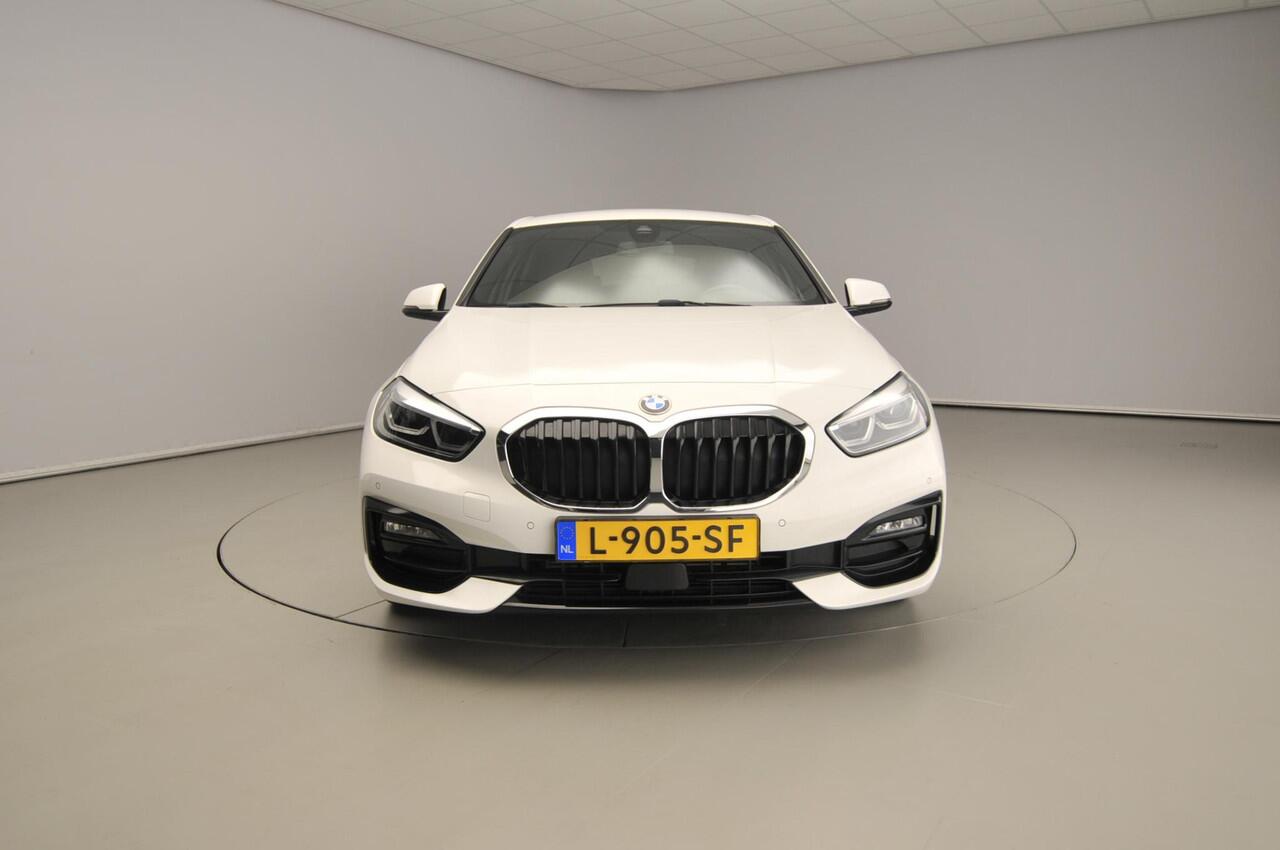 BMW 1-SERIE 5-deurs 118i | LED | Navigatie | Sportstoelen | Clima | Cruise controle | PDC | DAB | Alu 17 inch
