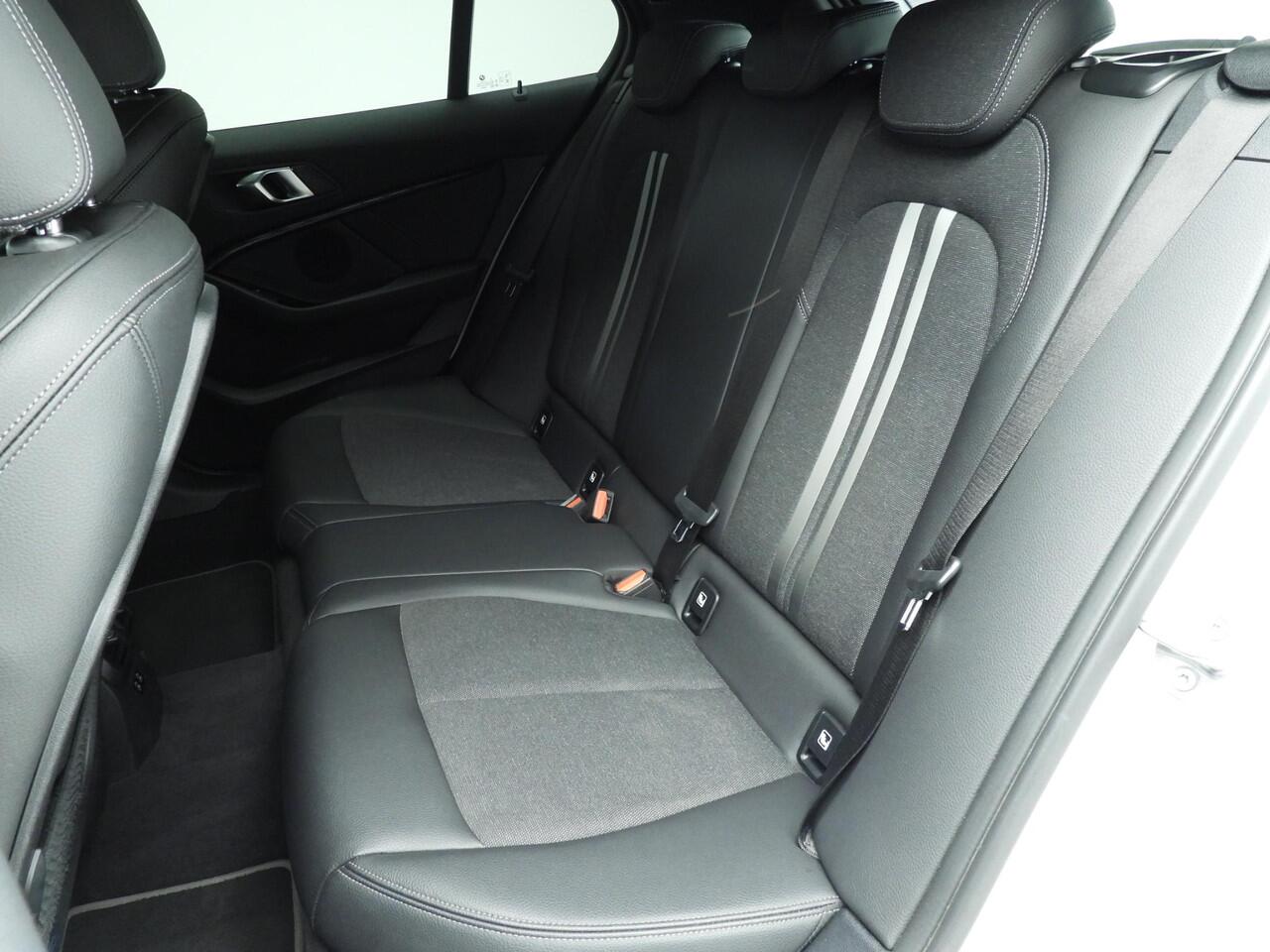 BMW 1-SERIE 5-deurs 118i | LED | Navigatie | Sportstoelen | Clima | Cruise controle | PDC | DAB | Alu 17 inch