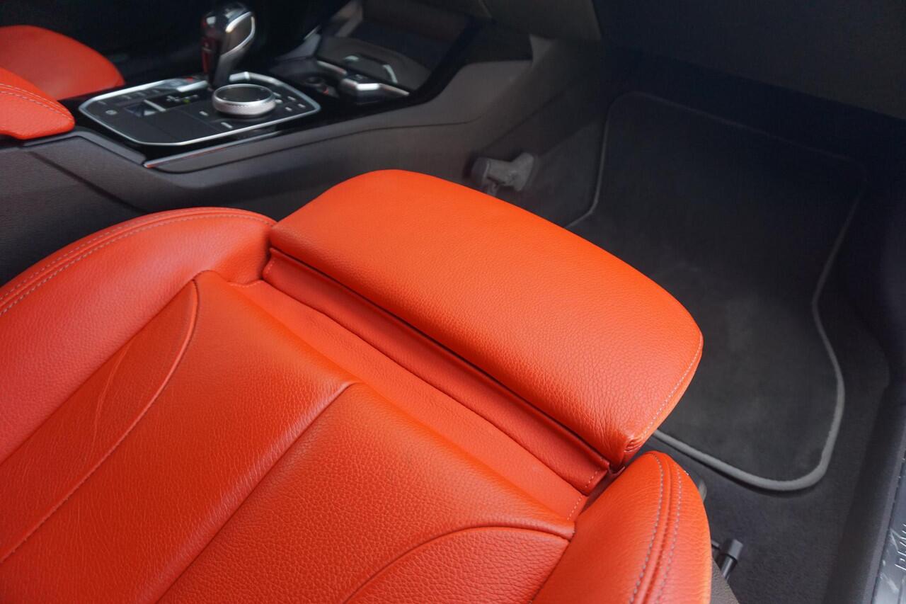 BMW 1-SERIE 118i High Executive Sport Line 18'' / HiFi / Verwarmde voorstoelen / Sportstoelen