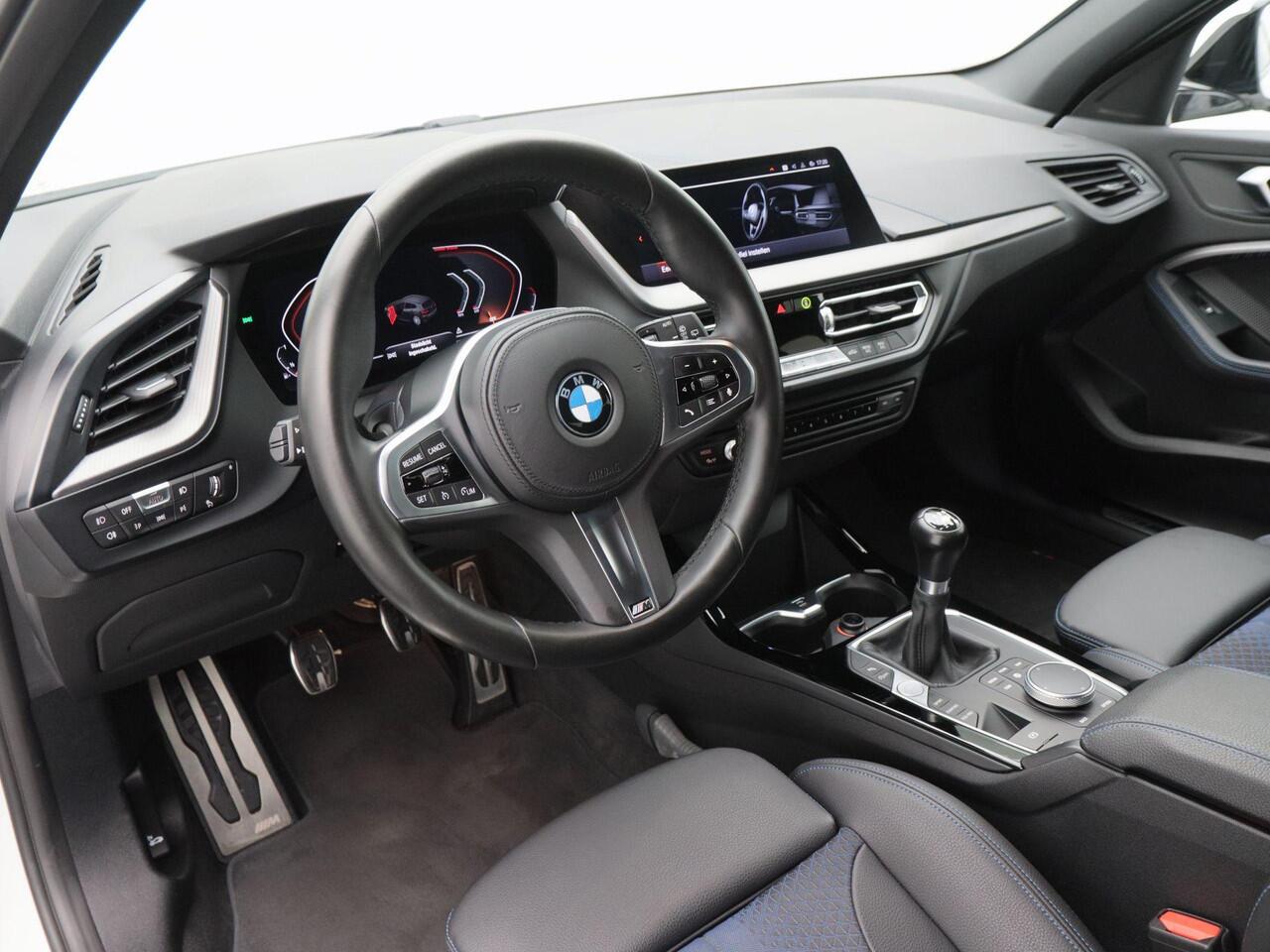 BMW 1-SERIE 118i Executive Edition 140 Pk | Sportstoelen | Cruise Control | LED | Climate Control | Navigatiesysteem | Digitaal Dashboard | Parkeersensoren | 17 Inch