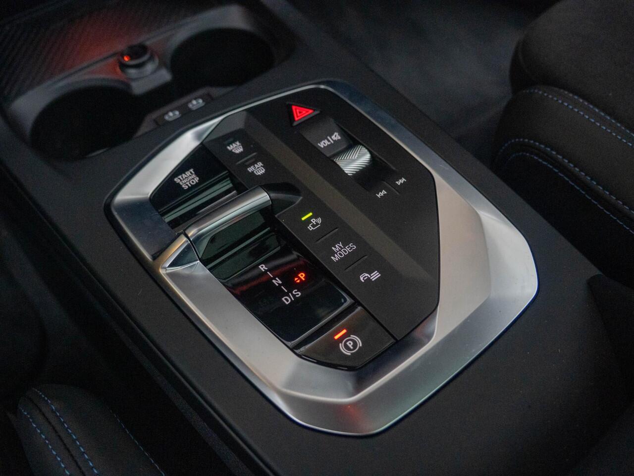 BMW 1-SERIE 120 | M Sportpakket Pro | Premium Pack | Harman-Kardon | Verwarmd Stuurwiel | Comfort Access | Achteruitrijcamera | Panoramadak | Stoelverwarming | 18''