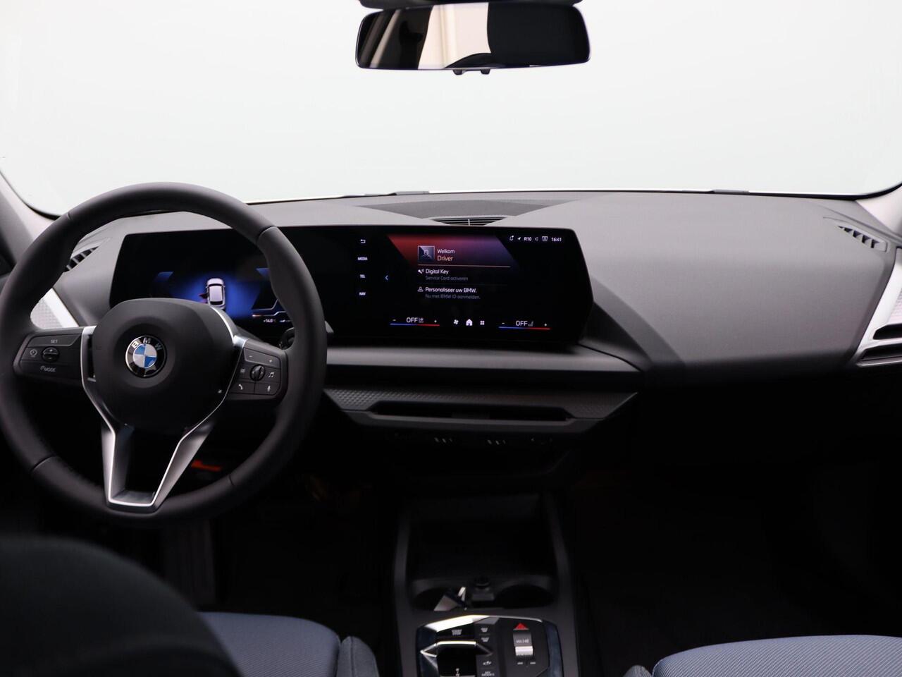 BMW 1-SERIE 120 M Sport Design | Premium Pack | Stuurwielrand Verwarmd | Achteruitrijcamera | Driving Assistant | Parking Assistant | Harman Kardon | 18''