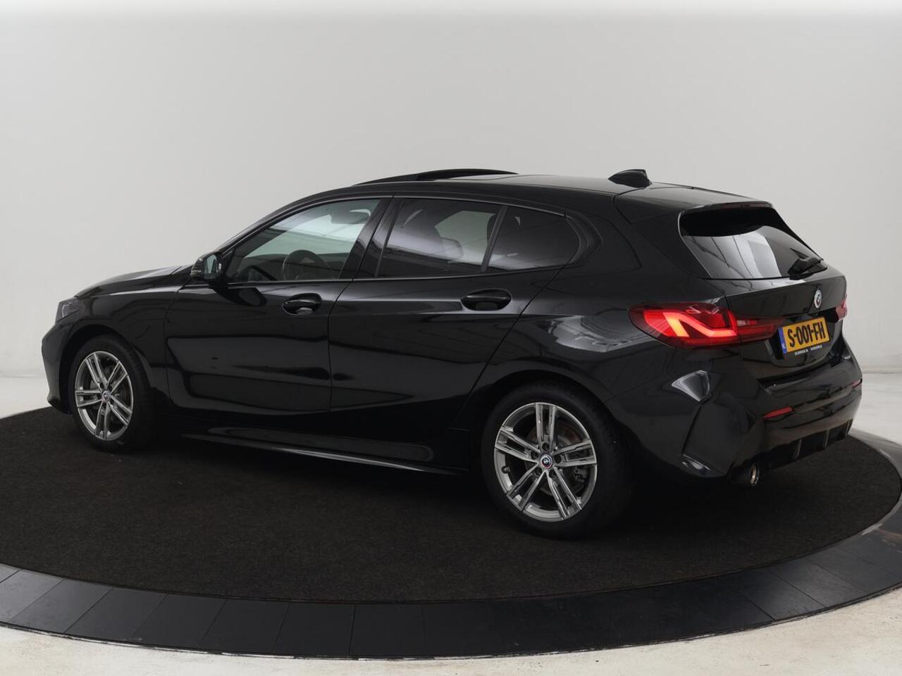 BMW 1-SERIE 118i M Sport | Panoramadak | Stoelverwarming | Camera | Sportstoelen | Harman/Kardon | Stuurverwarming | Carplay | Navigatie | Live Cockpit | Full LED | Getint glas