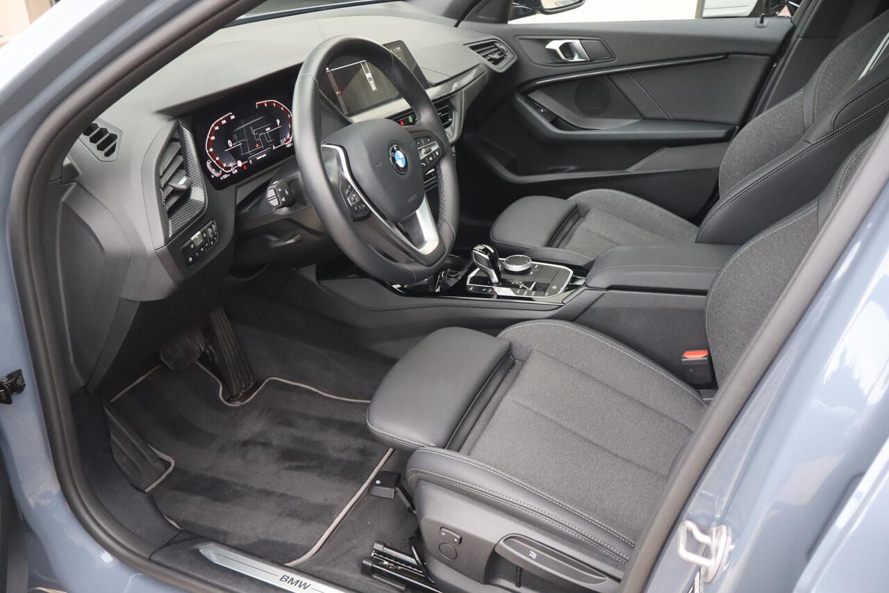 BMW 1-SERIE 118i Introduction Edition NL-Auto!! Pano I Stoelverwarming I Sfeerverlichting