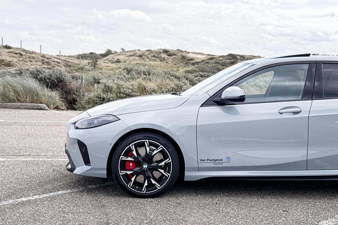 BMW 1-SERIE 120 M Sport Design Edition | M Sport | Glazen Panoramadak | Harman Kardon | Comfort Access |