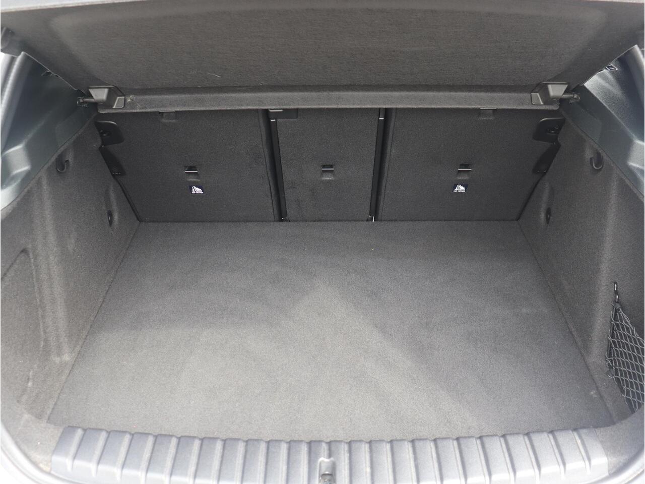 BMW 1-SERIE 5-deurs 118i | M Sportpakket Pro | Panodak | Harman Kardon | Driving Assistant | Elektr. Achterklep | Verwarmbaar Stuurwiel | 19'' LMV