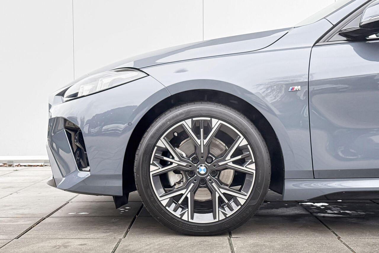 BMW 1-SERIE 120 M Sport / Head-Up / Adaptief LED / Comfort Acces / Elektrisch verstelbare voorstoelen / Parking Assistant Plus