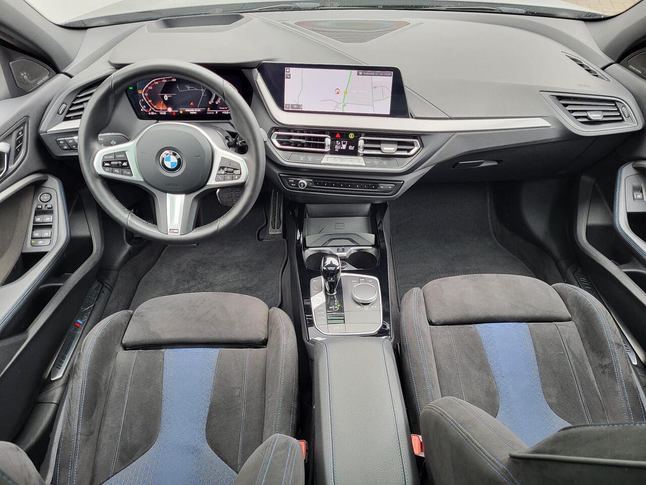 BMW 1-SERIE 118i Automaat / Dealer Onderhouden / M-Sport / Navigatie / Schuif- en Kantel Dak / Harman Kardon / Sportstoelen / Achteruitrijcamera / Head- up display / Apple Carplay & Android Auto /