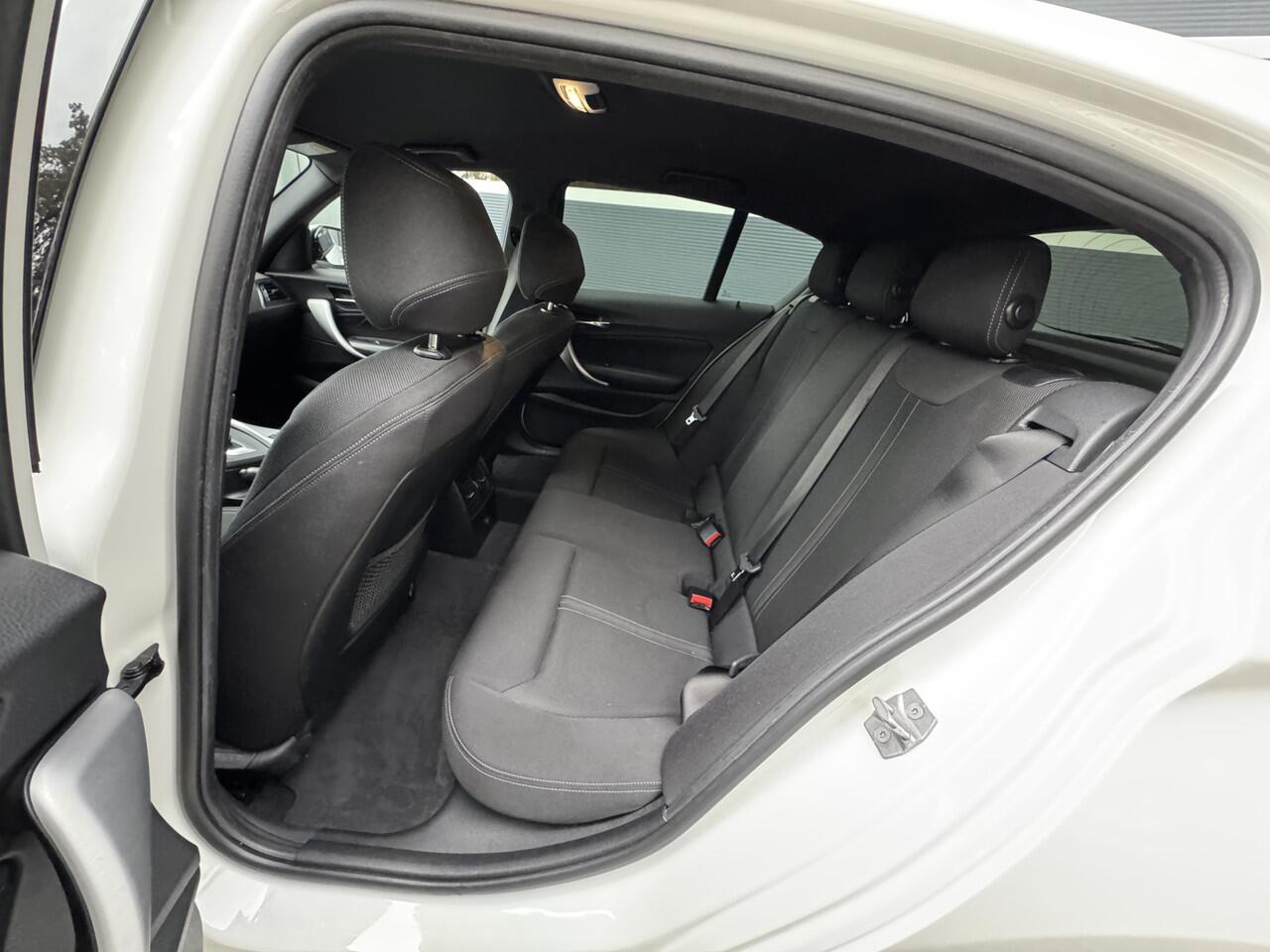 BMW 1-SERIE 118i 136pk Automaat Executive PDC Navigatie LED