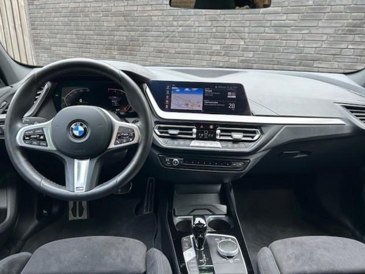 BMW 1-SERIE 118i M-Sport l Panorama l Harman/Kardon l M-sport l Apple Carplay l
