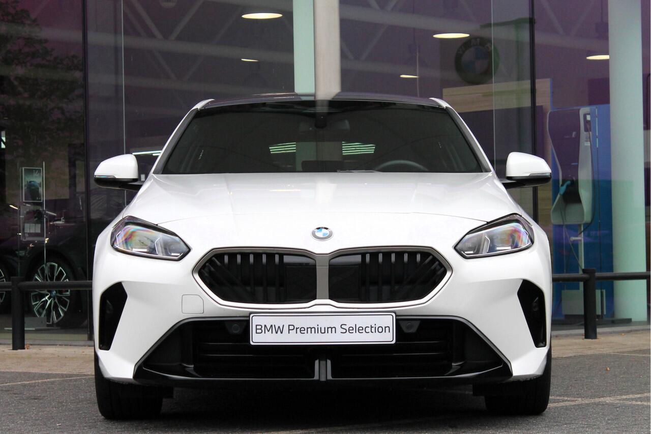 BMW 1-SERIE 120 High Executive M Sport Automaat / Sportstoelen / Stoelverwarming / M Adaptief onderstel / Adaptieve LED / Parking Assistant / Harman Kardon / Comfort Access