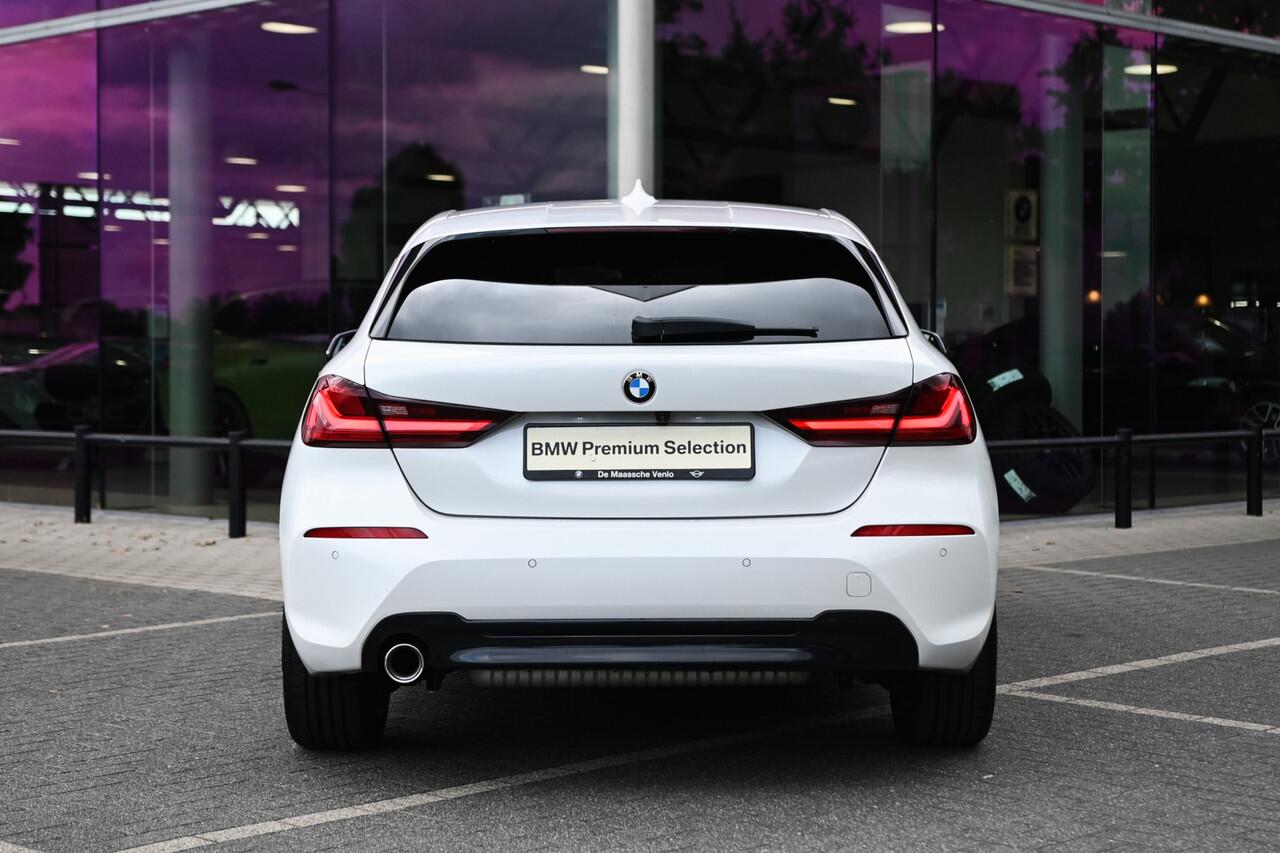 BMW 1-SERIE 118i Executive Sport Line / Panoramadak / Sportstoelen / LED / Hifi / Parking Assistant / Live Cockpit Professional
