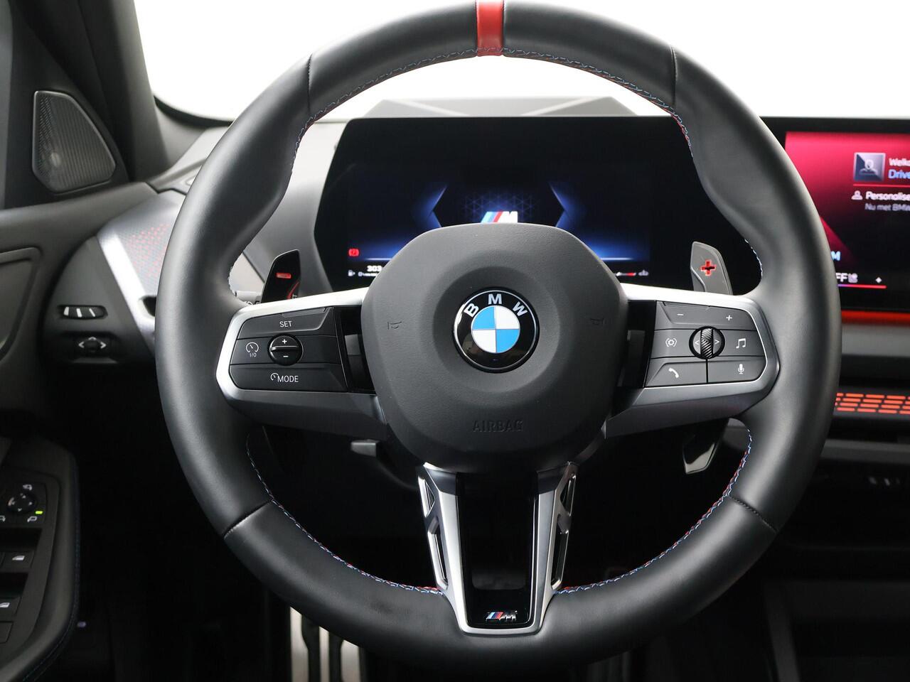 BMW 1-SERIE M135 xDrive 19 "LM M-velgen | M-ec-en interieur | 300 PK | Head up display | Navigatiesysteem | Stoel- en stuurverwarming | 360gr. camera | Harmon Kardon geluid | Afneembare trekhaak |