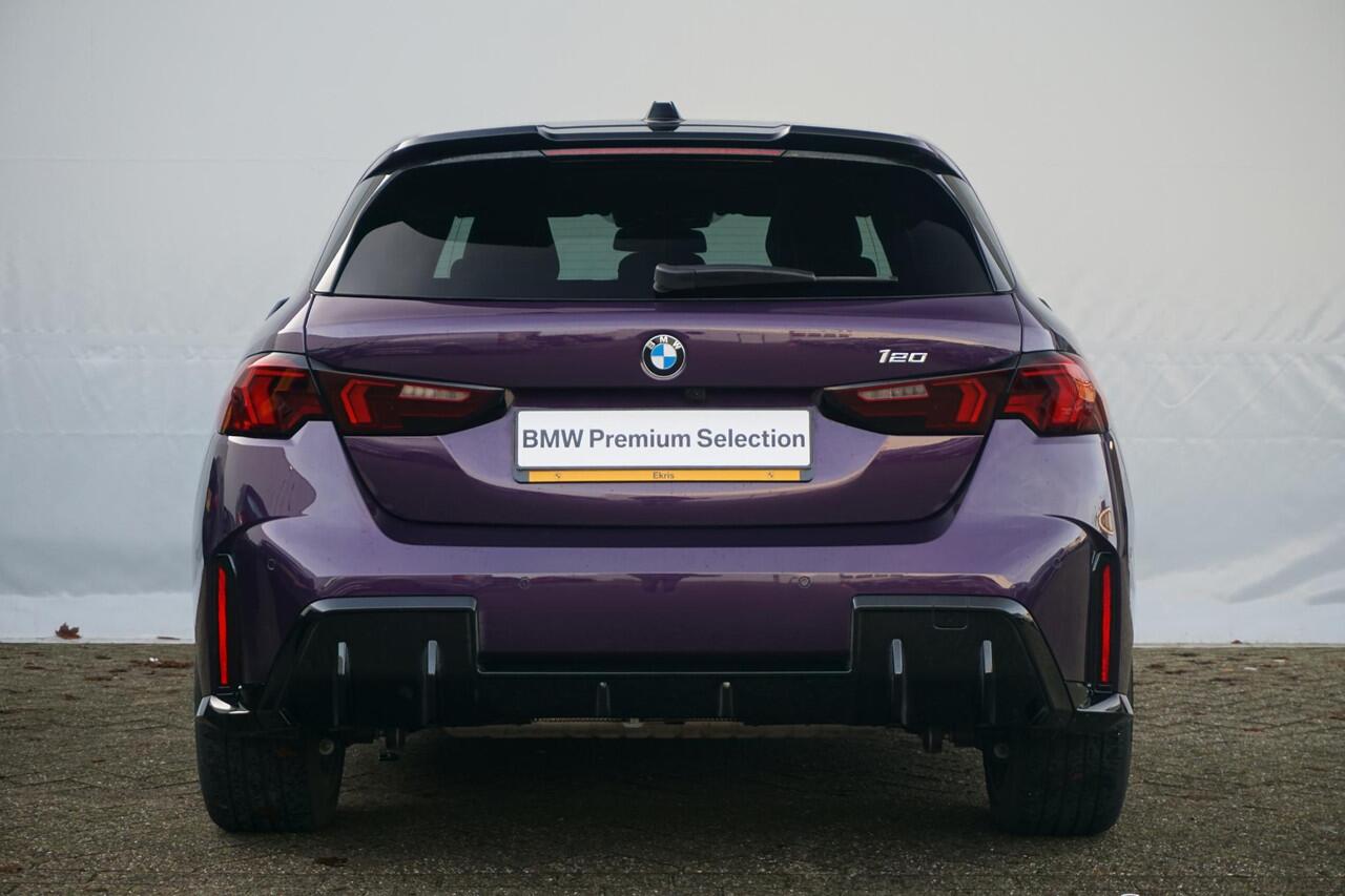 BMW 1-SERIE 5-deurs 120 M Sportpakket Pro 19'' / Panoramadak / Harman Kardon / Driving Assistant Plus / Trekhaak