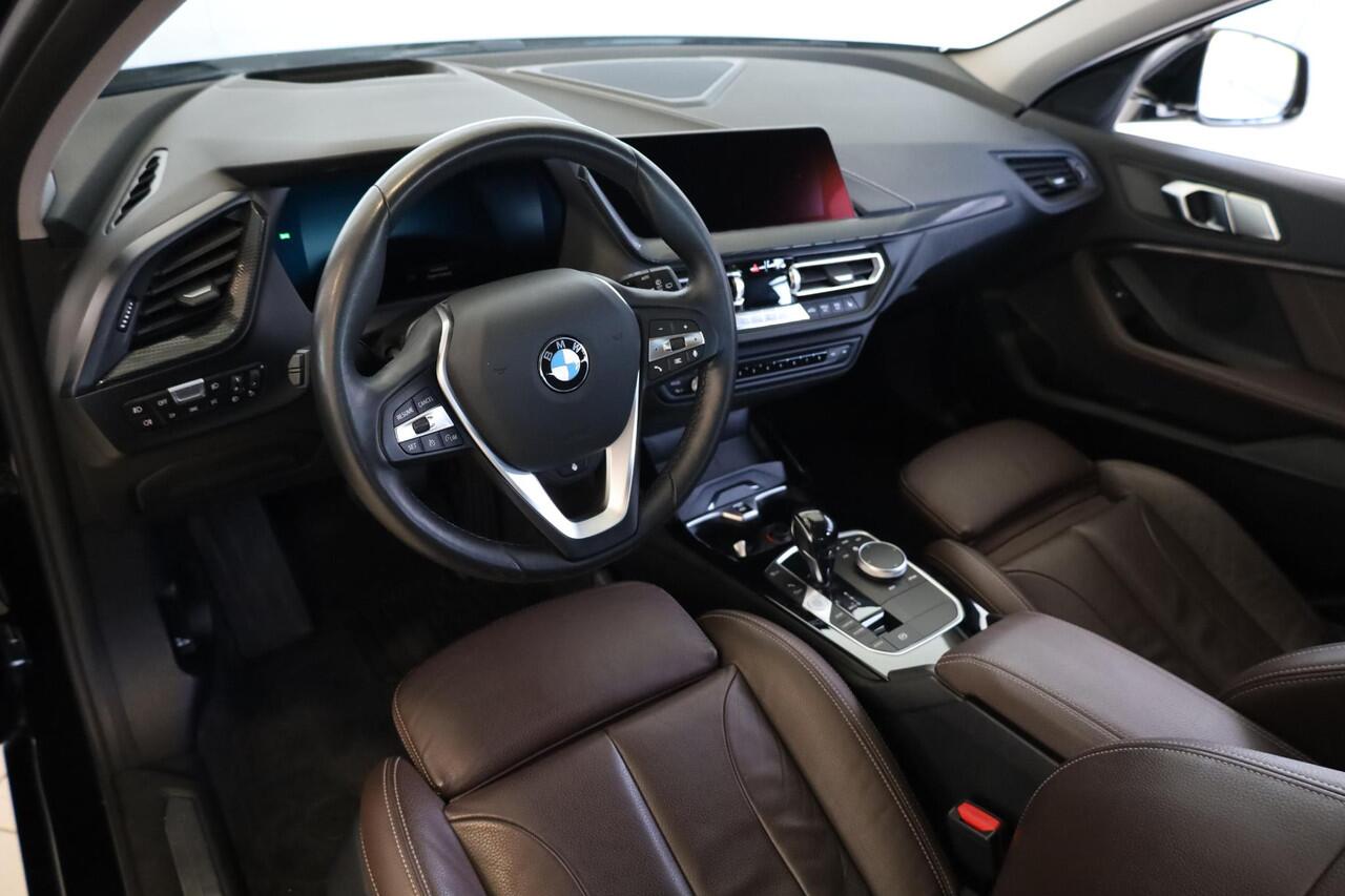 BMW 1-SERIE 118i | Comfort Access | Sportstoelen | Voorstoelen Verwarmd | Stuurverwarming | Driving Assistant | Head-Up Display