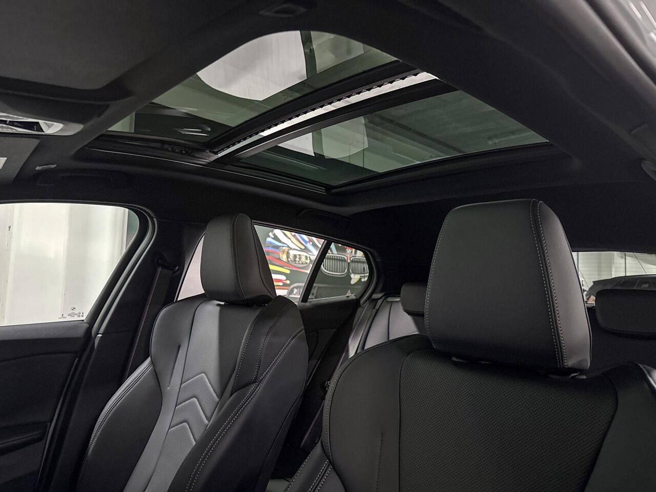 BMW 1-SERIE 120 | M-Sport Pro | Premium Pack | Driving Assistant | Harman/Kardon | Panoramadak | Comfort Access