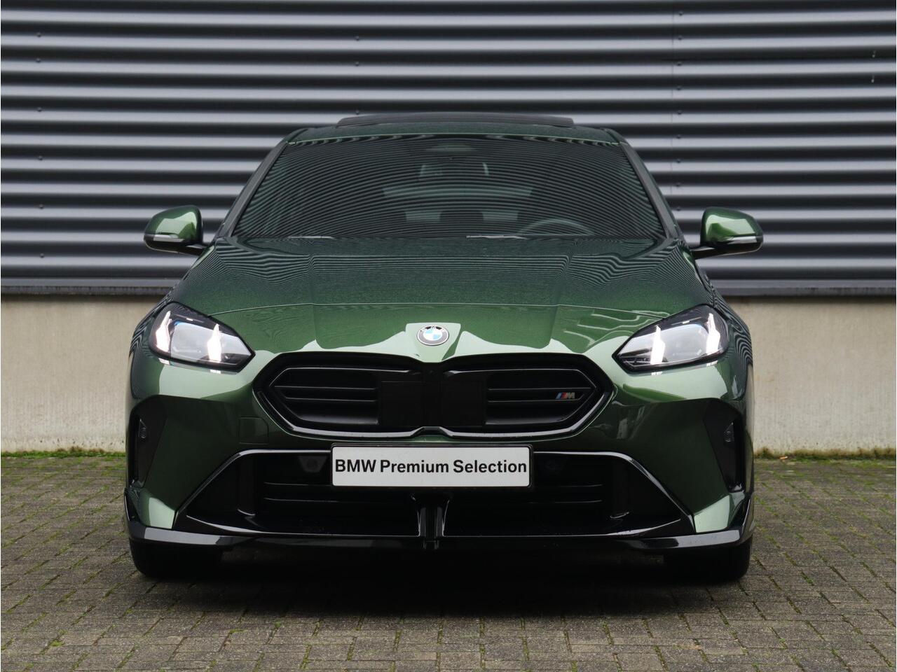 BMW 1-SERIE 120 | M Sportpakket Pro | Panodak | Harman Kardon | Comfort Access | Elektr. Achterklep | M Performance | Individual | 19'' LMV