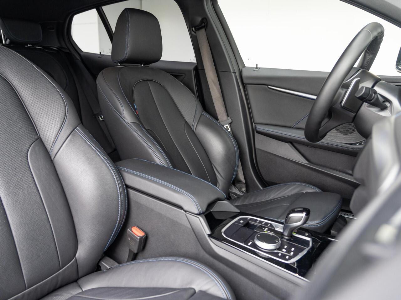 BMW 1-SERIE 5-deurs M135i xDrive | M Sportpakket | Innovation Pack | 18 inch | Stuurwielverwarming | Comfort Access | Elektrisch verstelbare stoelen | Head Up Display | HiFi