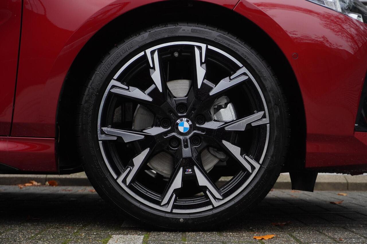 BMW 1-SERIE 120 M Sportpakket | Premium Pack | 19 inch LM M Y-spaak | Extra getint glas | Driving Assistant | Parking Assistant
