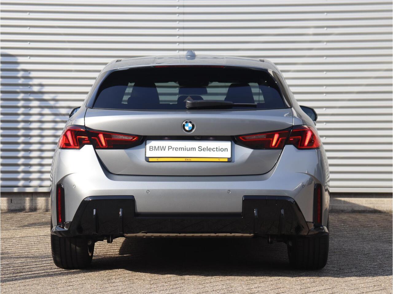 BMW 1-SERIE 5-deurs 120 | M Sportpakket | Panodak | Getint Glas | Camera | Sportstoelen | Climate Control | Verwambare Voorstoelen | 18'' LMV