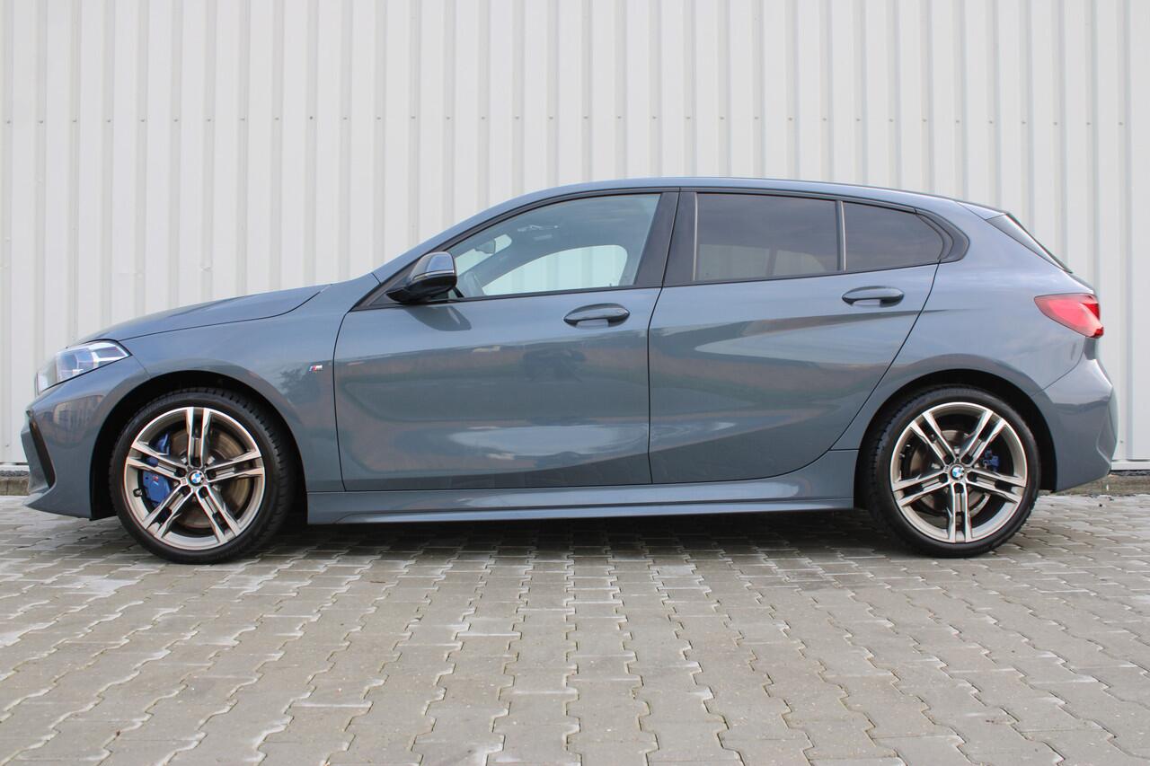 BMW 1-SERIE 118i High Executive M-sport | Incl. 12 maanden garantie | Cruise control | Kuipstoelen | Schuif/kantel dak | Climate control | Apple carplay | Navigatie | DAB radio | Harman/Kardon |