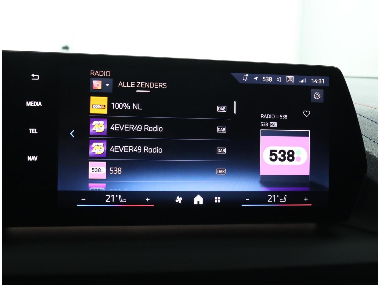 BMW 1-SERIE 120 M Sportpakket Pro | Comfort Access | Panoramadak | Harman-Kardon | M Adaptief onderstel | Adaptieve LED koplampen