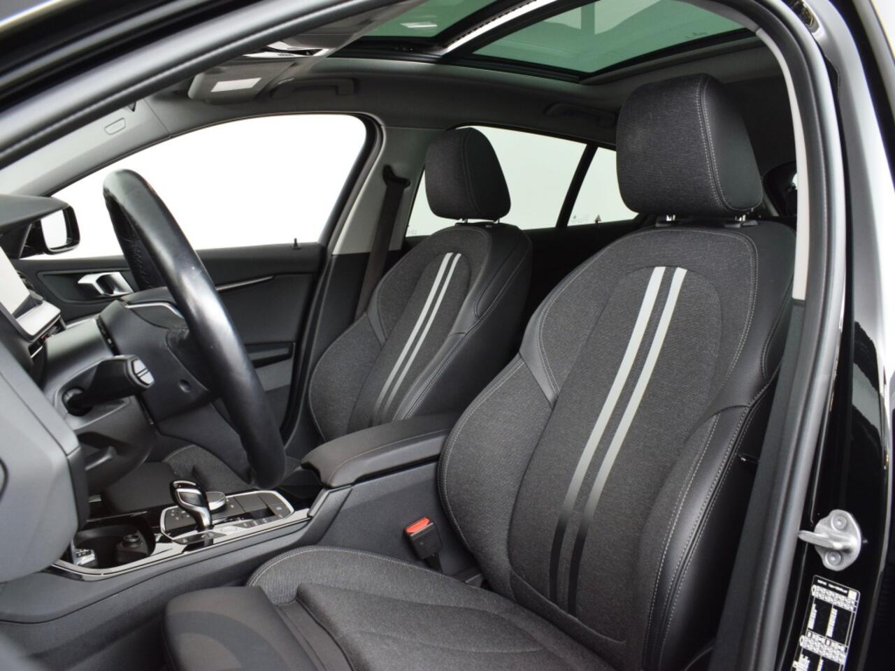 BMW 1-SERIE 118i | Schuifdak o Live Cockpit Prof. o Dealeronderhouden