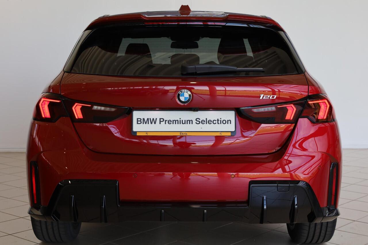 BMW 1-SERIE 120 M Sportpakket Pro | Alcantara | Stoel & Stuurwielverwarming | Dodehoekdetectie | Comfort Access | Achteruitrijcamera | Adaptieve LED