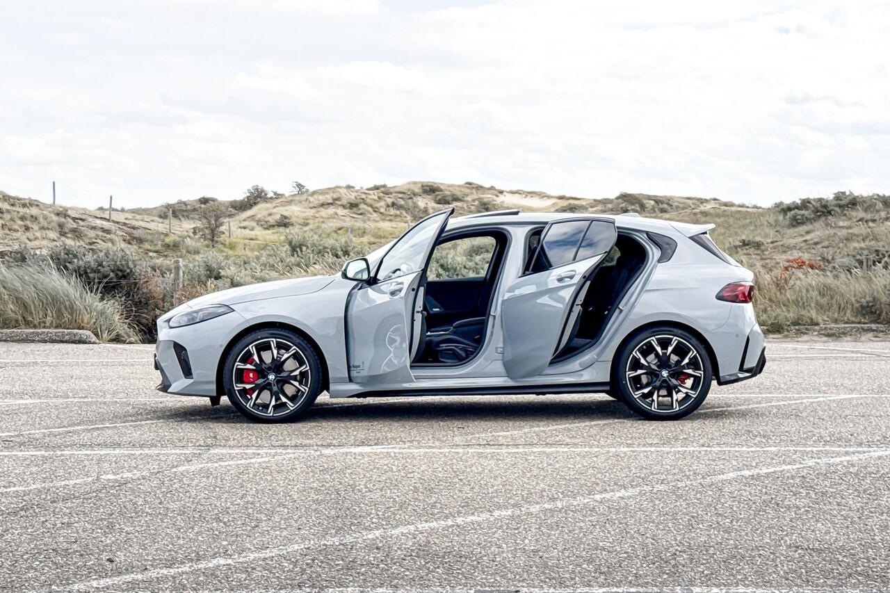 BMW 1-SERIE 120 M Sport Design Edition | M Sport | Glazen Panoramadak | Harman Kardon | Comfort Access |