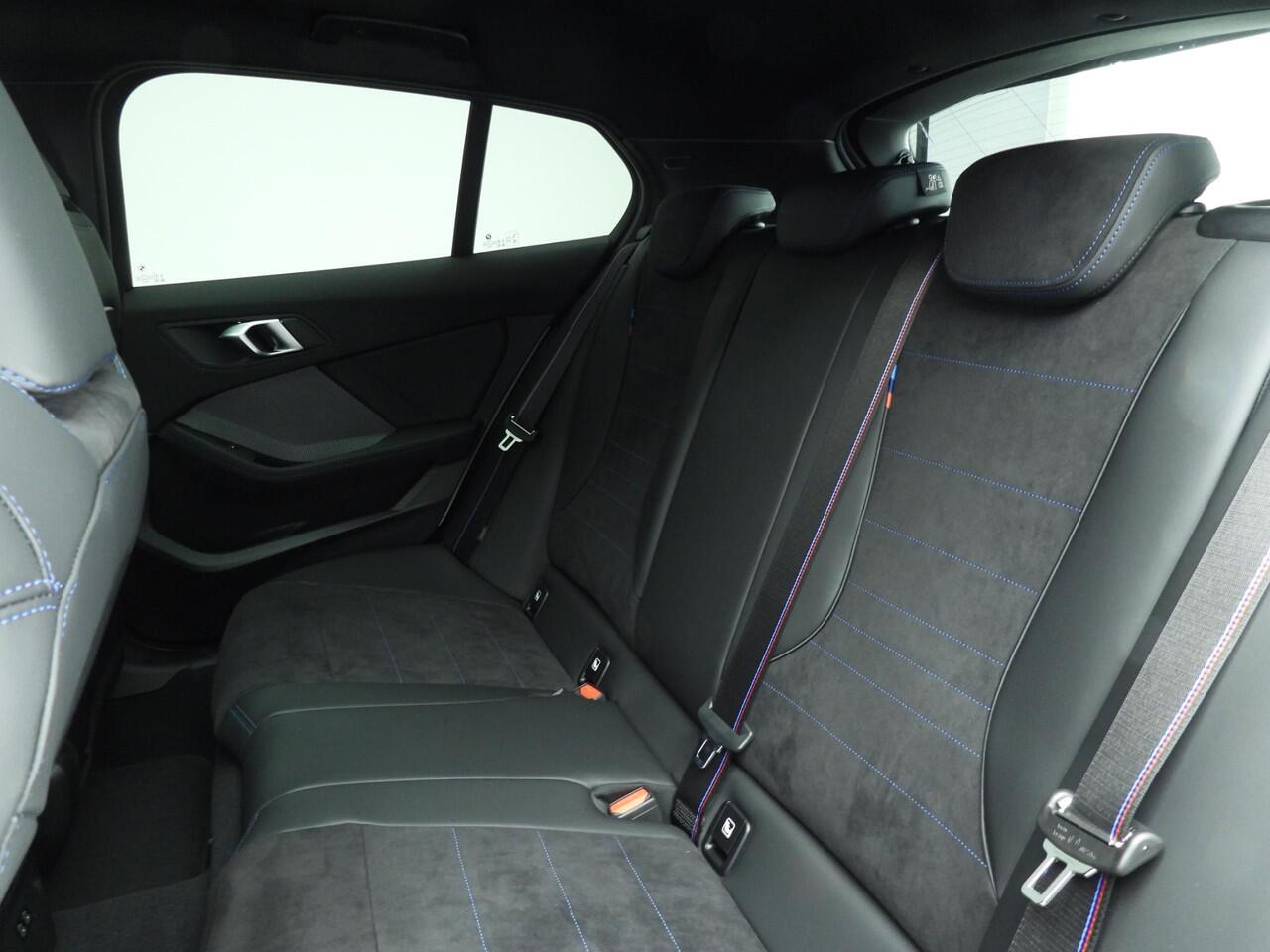 BMW 1-SERIE 5-deurs 120 | M Sportpakket Pro | Equipment Pack Pro