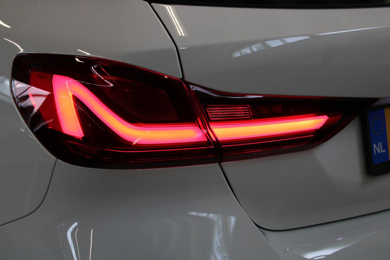 BMW 1-SERIE M135i xDrive High Executive | Akrapovic uitlaatsysteem | Cruise control | Climate control | Stoelverwarming | Apple carplay/Android auto | DAB radio | Dealer onderhouden |