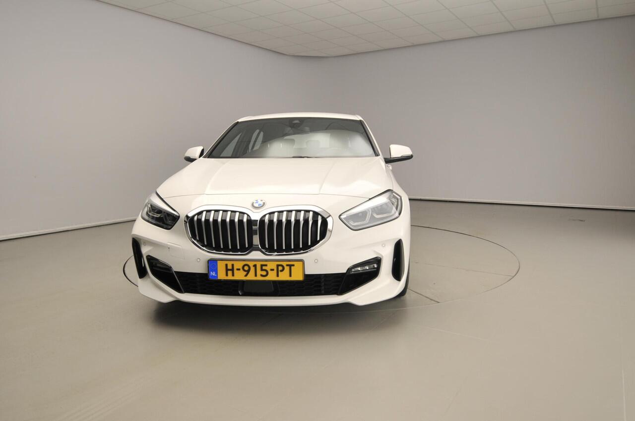 BMW 1-SERIE 118i | M-Sportpakket | LED | Leder | Navigatie | Sportstoelen | Stoelverwarming | Chrome line | DAB | Alu 18 inch