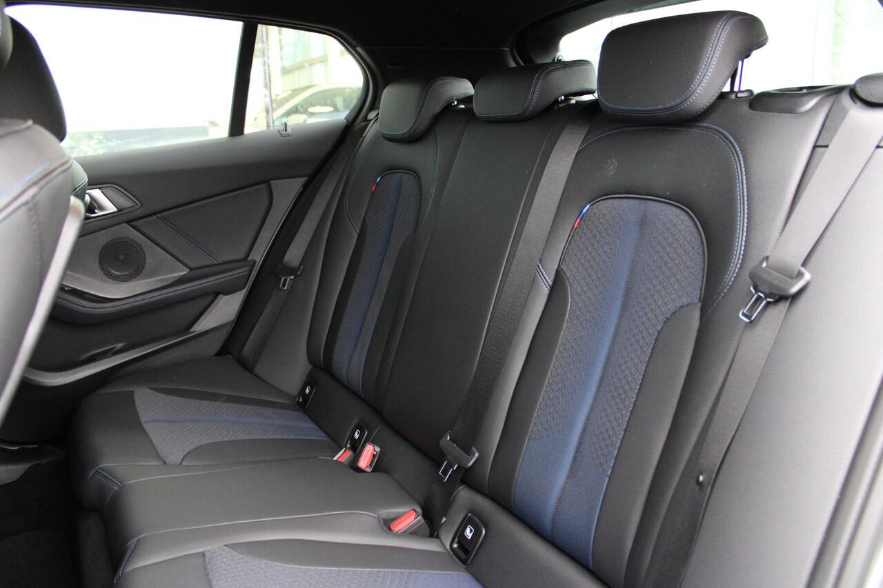 BMW 1-SERIE 118i M Sport Automaat / Panoramadak / Sportstoelen / Achteruitrijcamera / LED / Live Cockpit Professional / M Sportonderstel