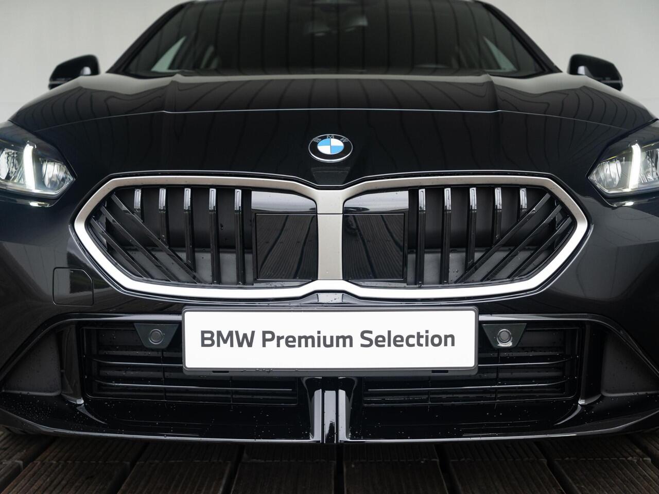 BMW 1-SERIE 120 | M Sportpakket | Verwarmd Stuurwiel | Panoramadak | Achteruitrijcamera | Stoelverwarming | Harman-Kardon | 18''