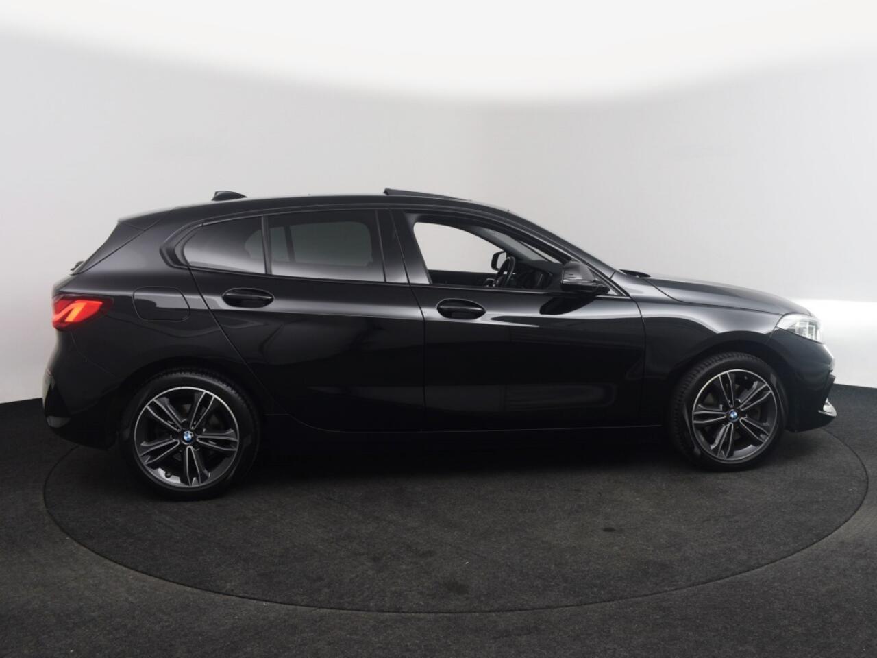 BMW 1-SERIE 118i | Schuifdak o Live Cockpit Prof. o Dealeronderhouden